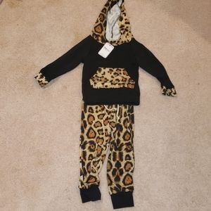 Leapord girls sweatsuit size 4